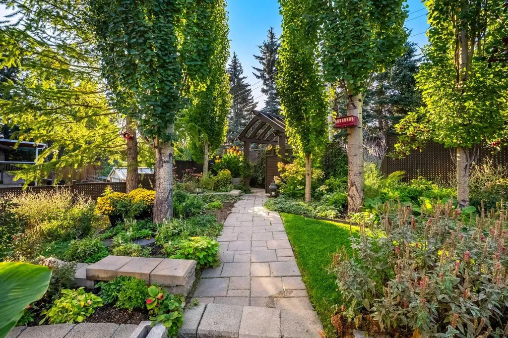 855 Oakside Circle SW Calgary AB T2V 4P5