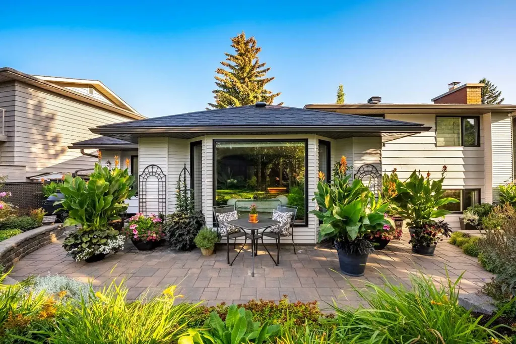 855 Oakside Circle SW Calgary AB T2V 4P5