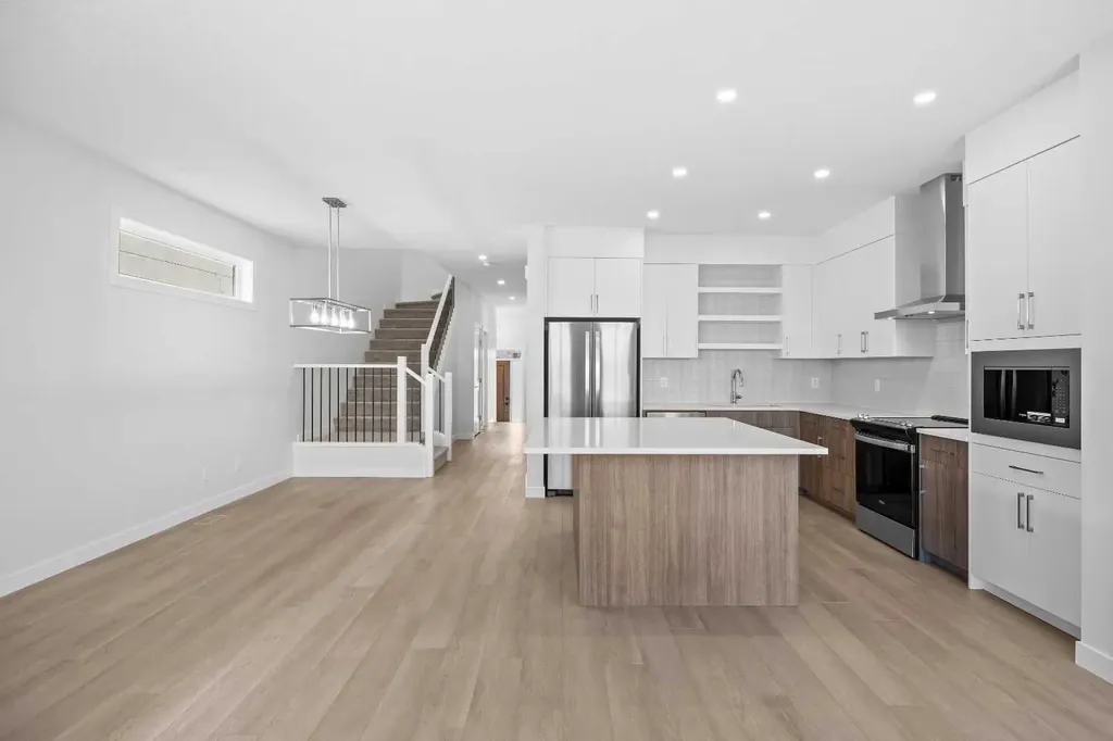 131 Greenwich Drive NW Calgary AB T3B 6K7