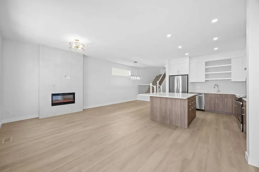 131 Greenwich Drive NW Calgary AB T3B 6K7