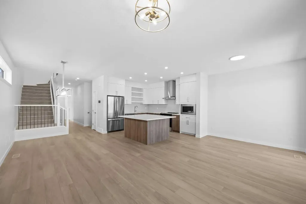131 Greenwich Drive NW Calgary AB T3B 6K7