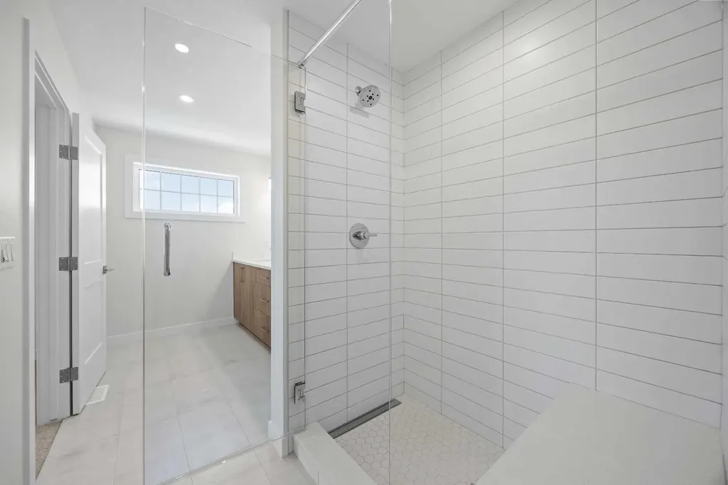 131 Greenwich Drive NW Calgary AB T3B 6K7