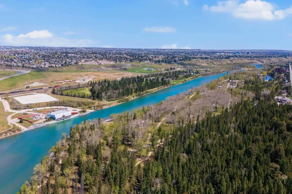 131 Greenwich Drive NW Calgary AB T3B 6K7