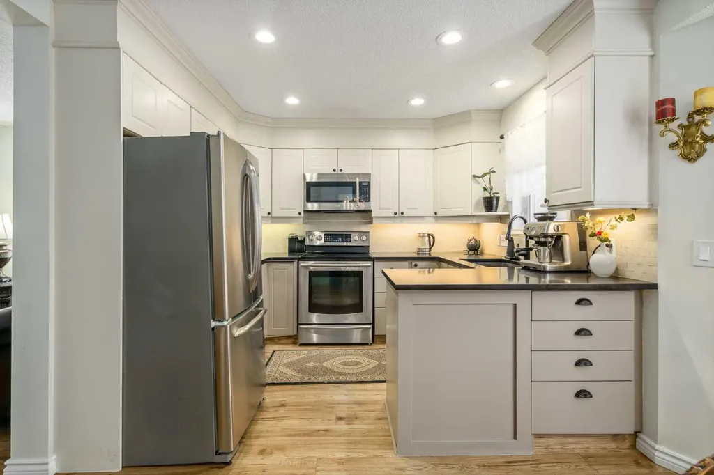 76 Sunlake Gardens SE Calgary AB T2X 3G4