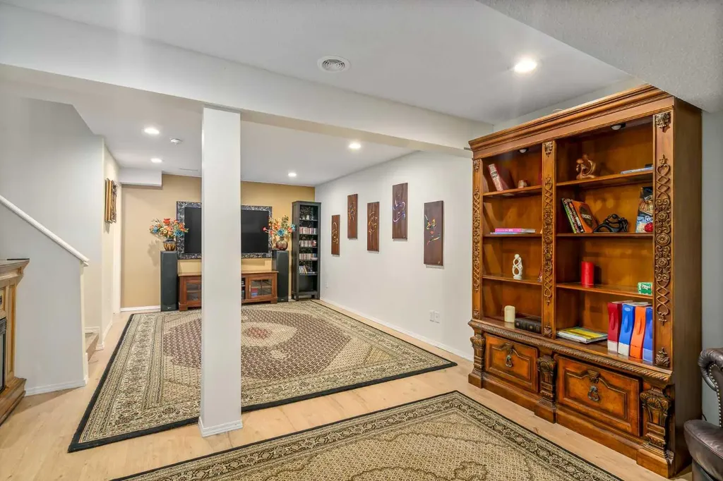 76 Sunlake Gardens SE Calgary AB T2X 3G4