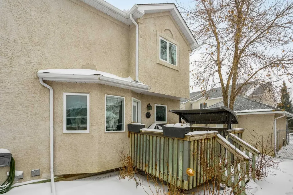 76 Sunlake Gardens SE Calgary AB T2X 3G4