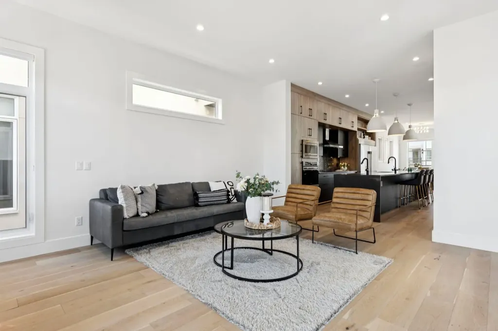 1424 27 Street SW Calgary AB T3C 1L3