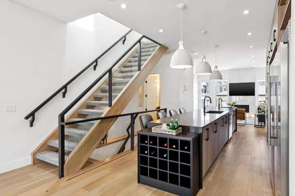 1424 27 Street SW Calgary AB T3C 1L3