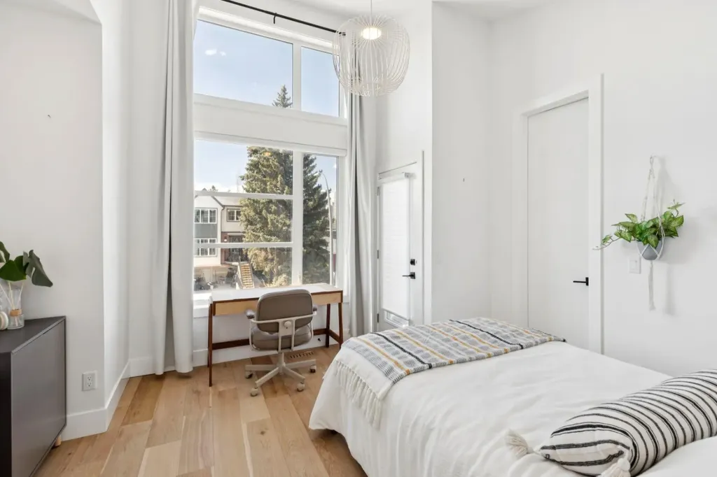 1424 27 Street SW Calgary AB T3C 1L3