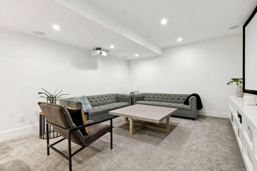 1424 27 Street SW Calgary AB T3C 1L3