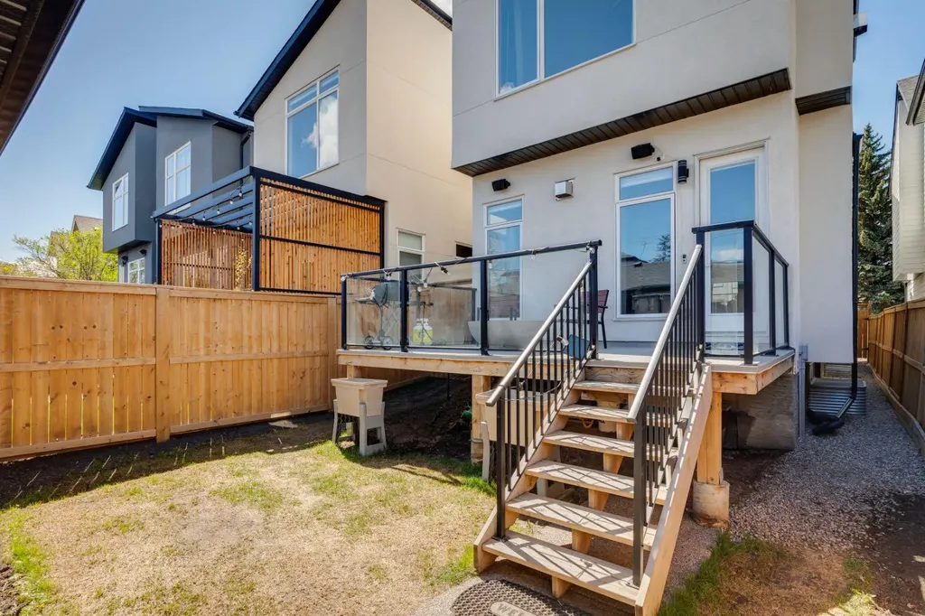 1424 27 Street SW Calgary AB T3C 1L3