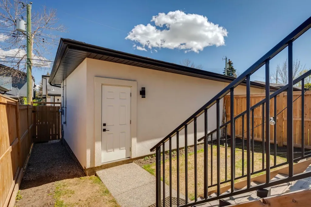 1424 27 Street SW Calgary AB T3C 1L3