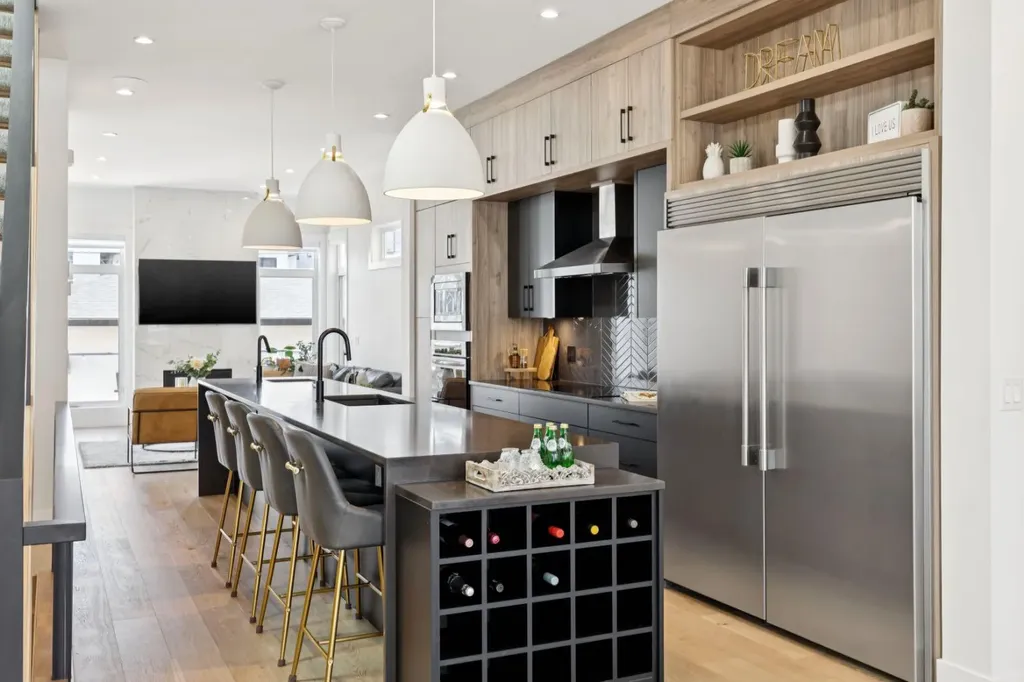 1424 27 Street SW Calgary AB T3C 1L3