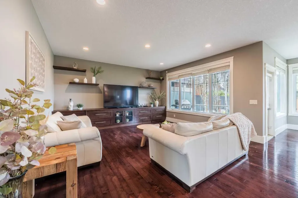 5615 19 Street SW Calgary AB T3E 1P4