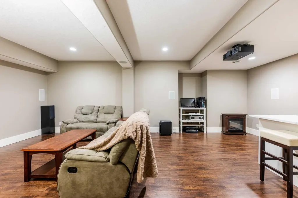 5615 19 Street SW Calgary AB T3E 1P4