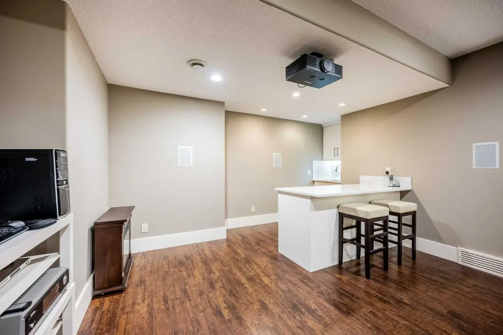 5615 19 Street SW Calgary AB T3E 1P4