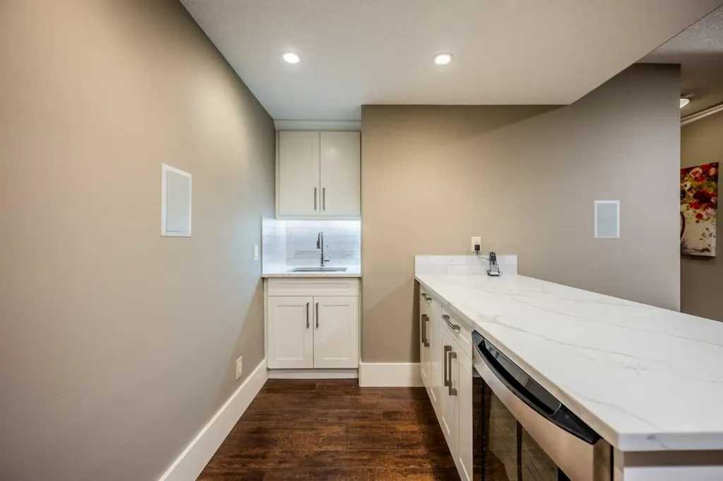 5615 19 Street SW Calgary AB T3E 1P4