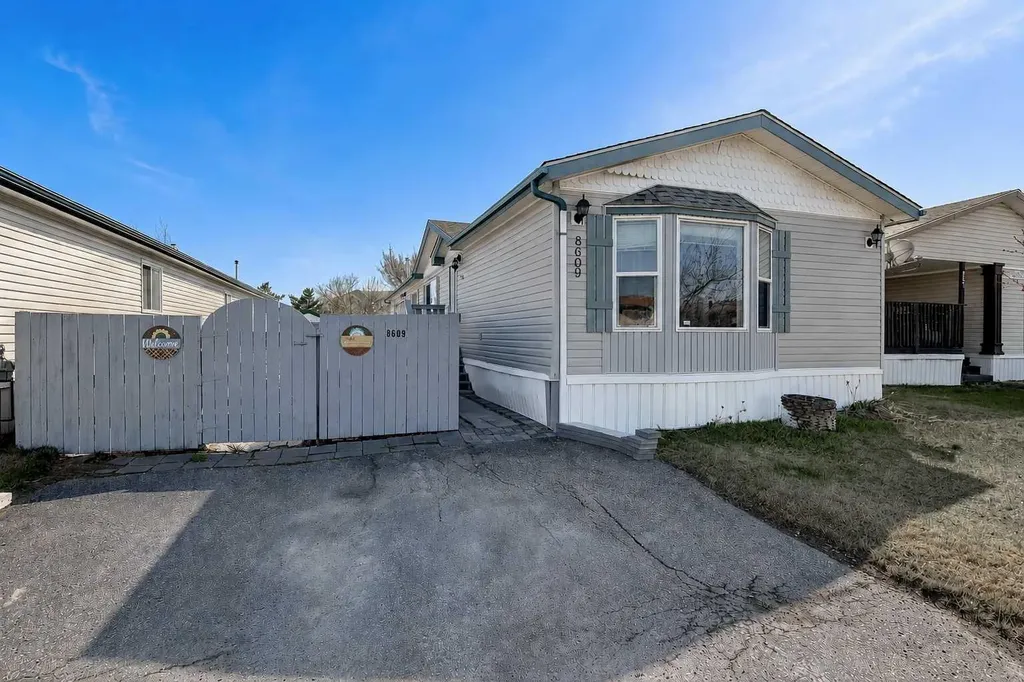 8609 89 Street Grande Prairie AB T8X1V7