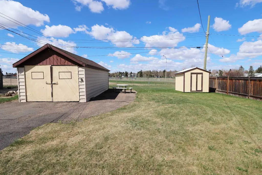 5108 54 Street Ponoka AB T4J 1H8