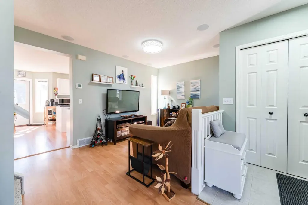 198 Somerside Park SW Calgary AB T2Y 3G3