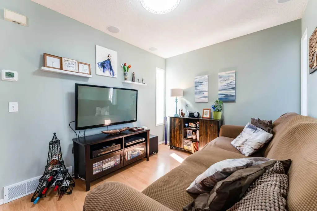 198 Somerside Park SW Calgary AB T2Y 3G3