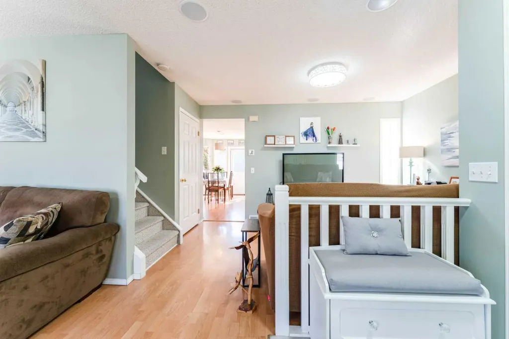 198 Somerside Park SW Calgary AB T2Y 3G3