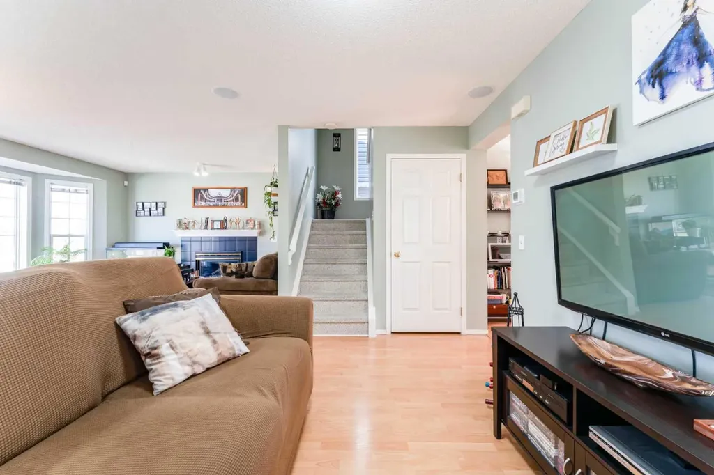 198 Somerside Park SW Calgary AB T2Y 3G3