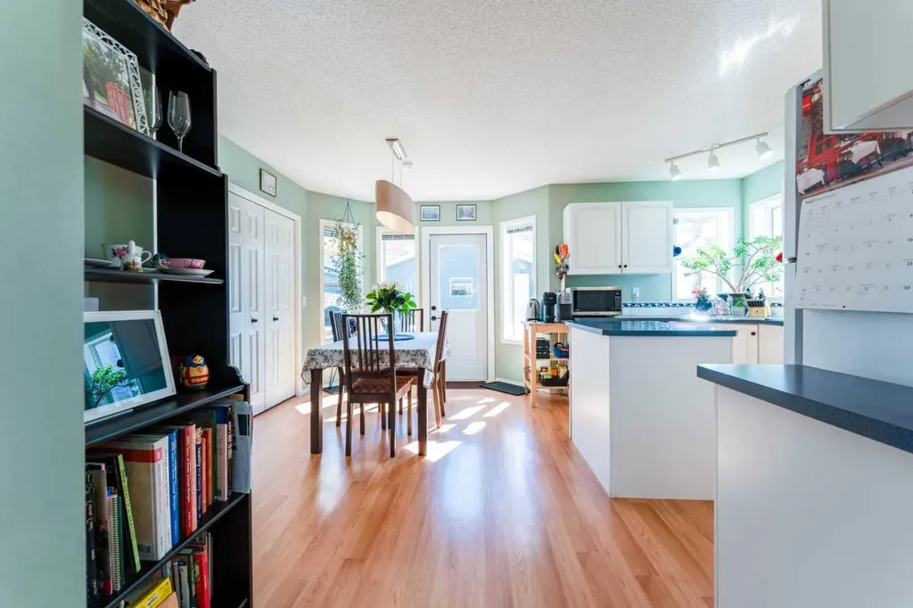 198 Somerside Park SW Calgary AB T2Y 3G3