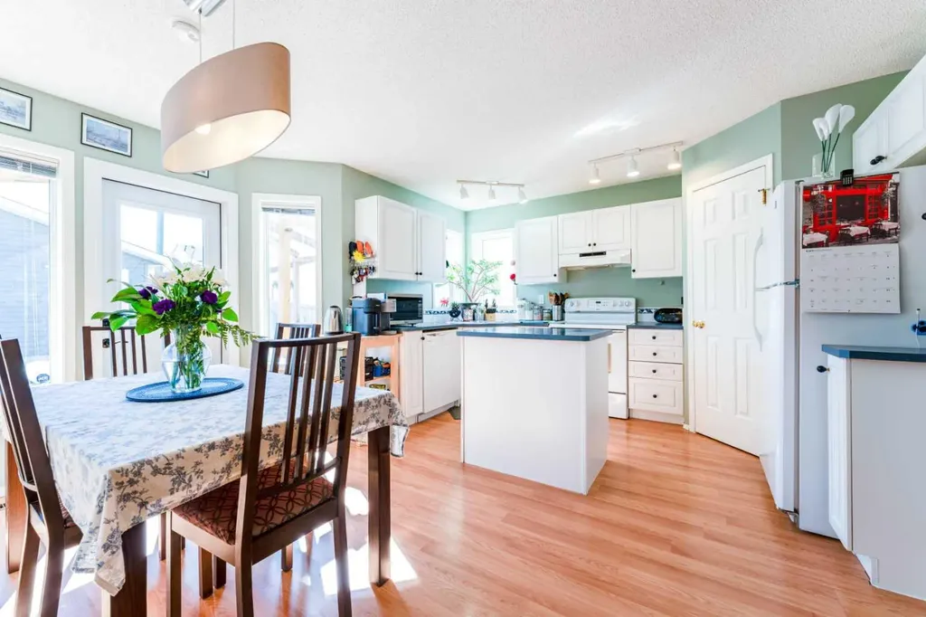 198 Somerside Park SW Calgary AB T2Y 3G3