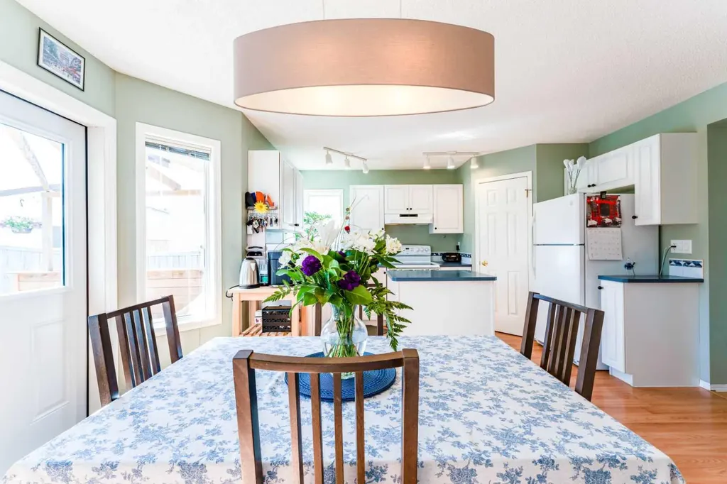 198 Somerside Park SW Calgary AB T2Y 3G3