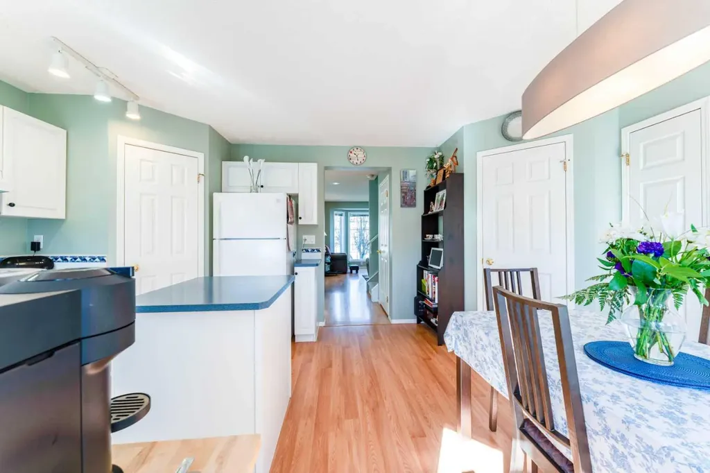 198 Somerside Park SW Calgary AB T2Y 3G3