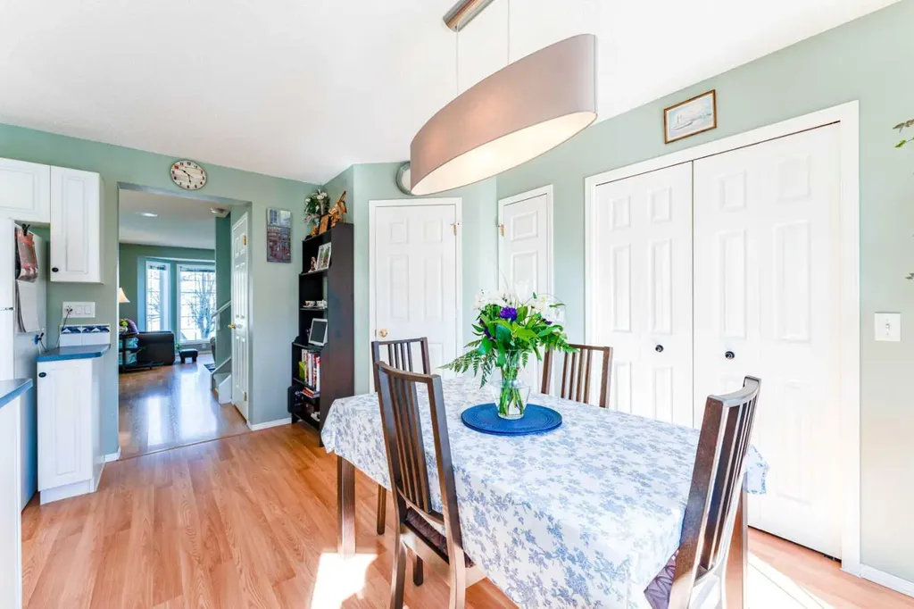 198 Somerside Park SW Calgary AB T2Y 3G3