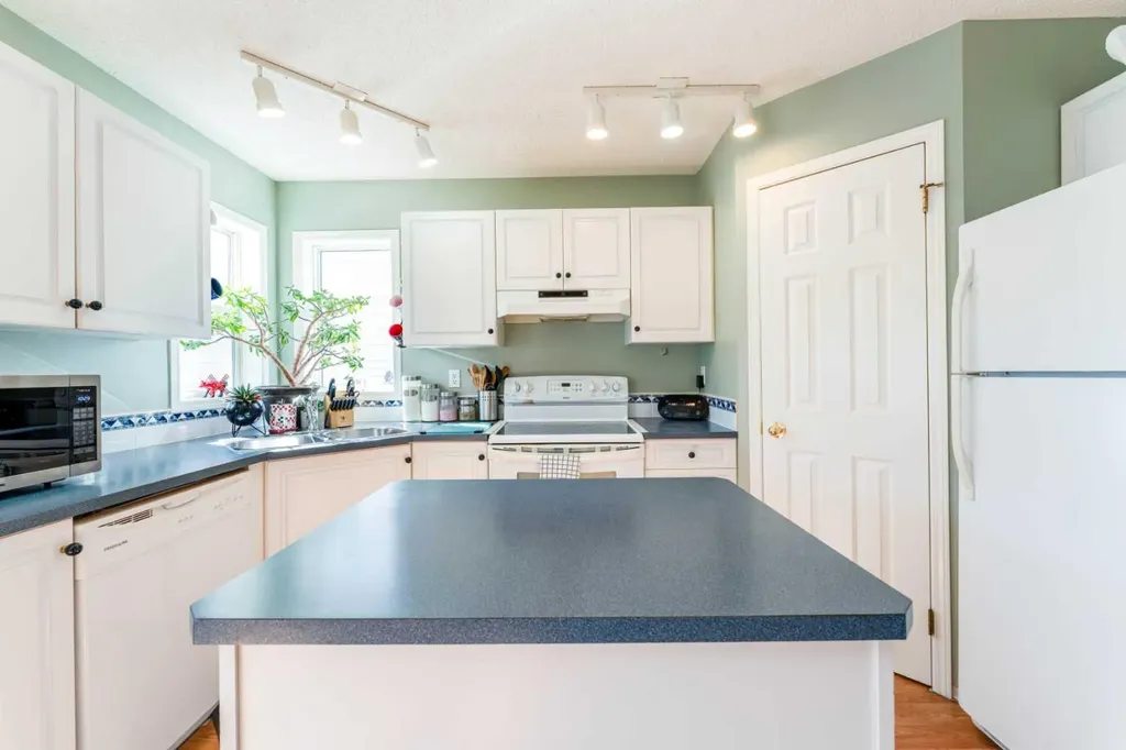 198 Somerside Park SW Calgary AB T2Y 3G3