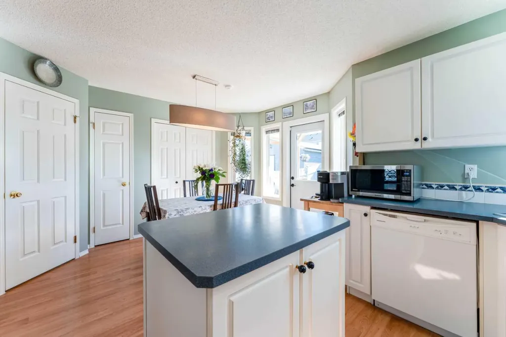198 Somerside Park SW Calgary AB T2Y 3G3