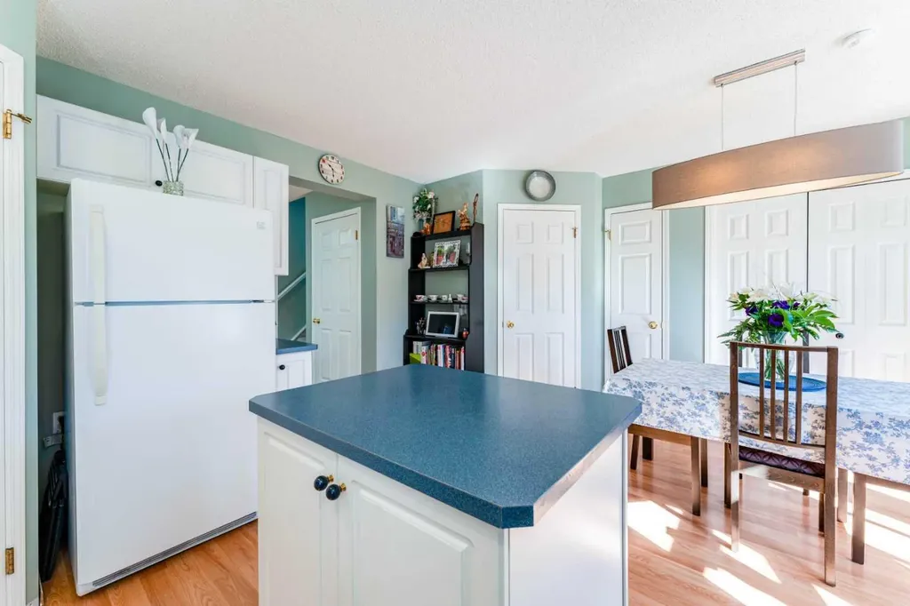 198 Somerside Park SW Calgary AB T2Y 3G3