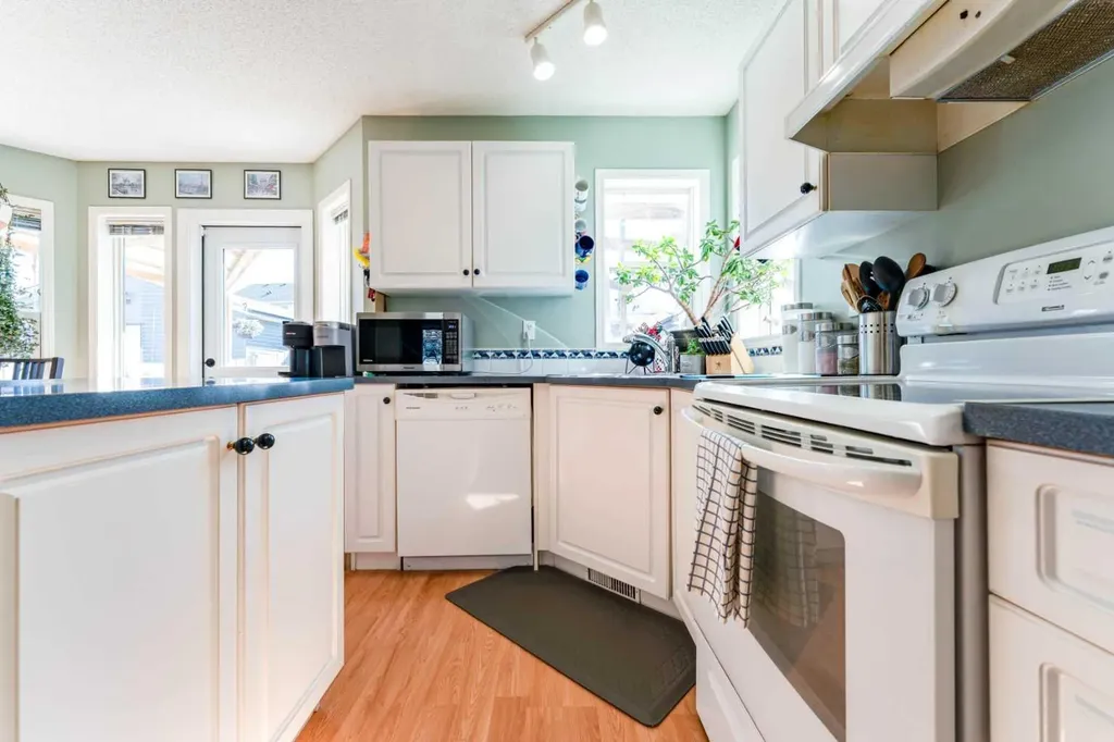 198 Somerside Park SW Calgary AB T2Y 3G3