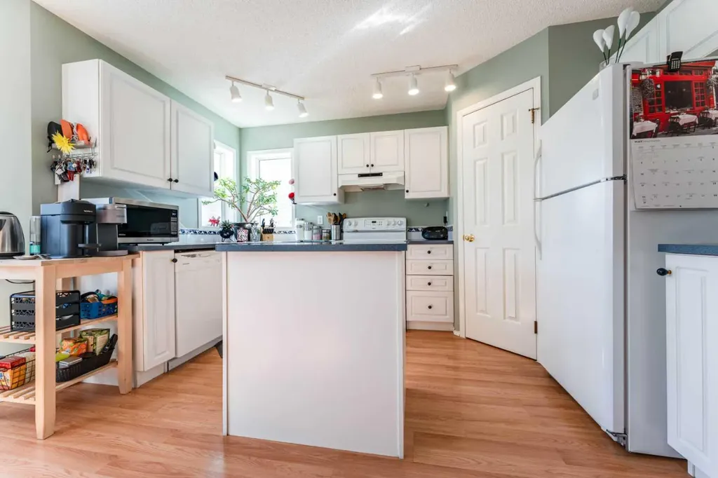 198 Somerside Park SW Calgary AB T2Y 3G3
