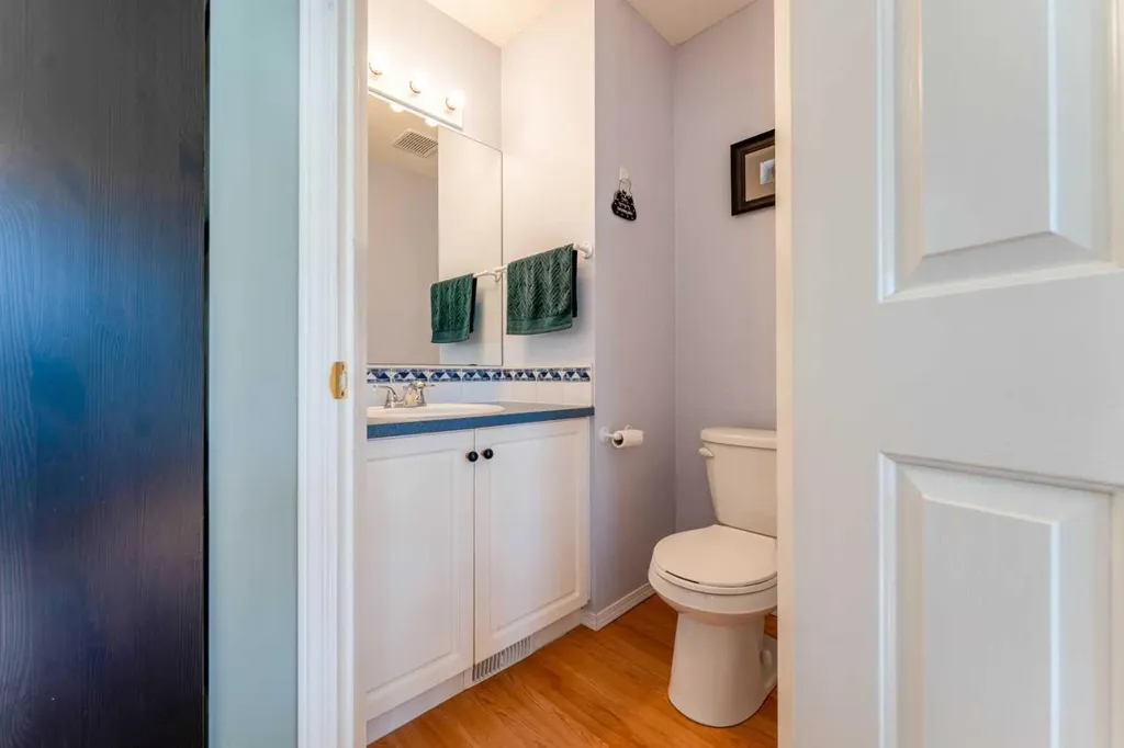 198 Somerside Park SW Calgary AB T2Y 3G3