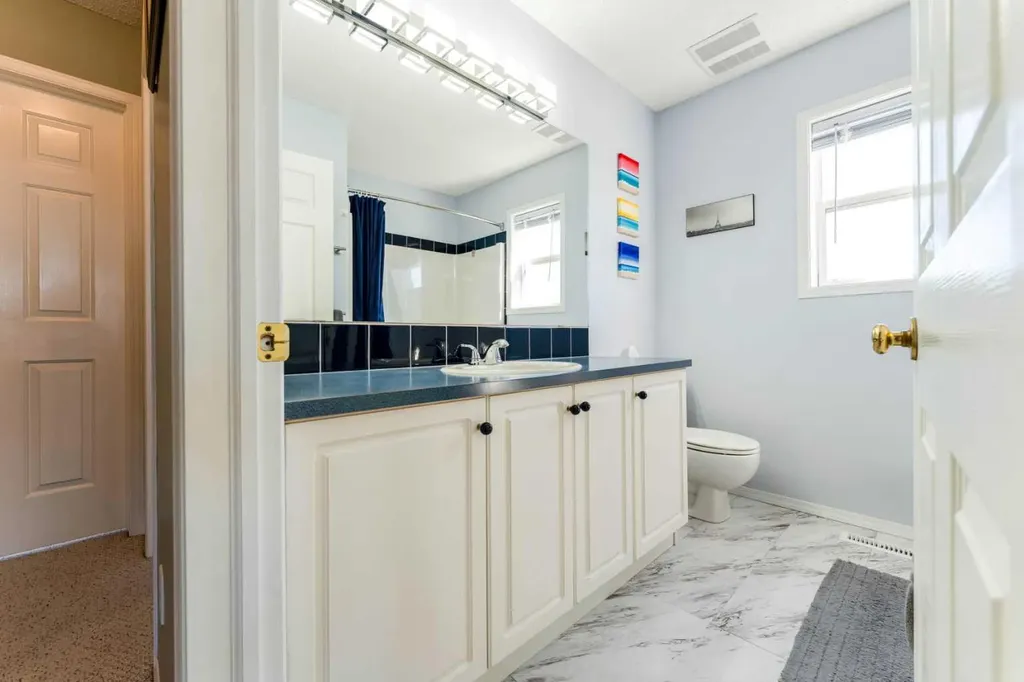 198 Somerside Park SW Calgary AB T2Y 3G3