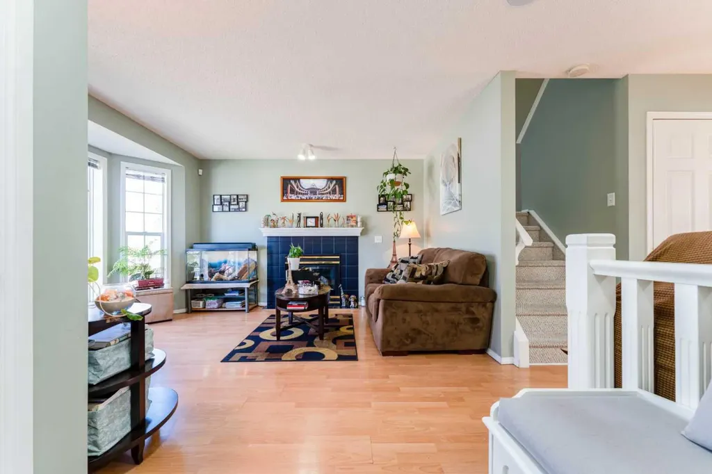 198 Somerside Park SW Calgary AB T2Y 3G3
