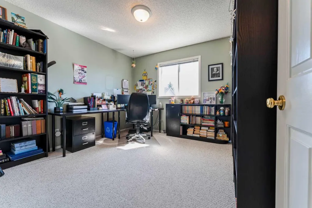198 Somerside Park SW Calgary AB T2Y 3G3