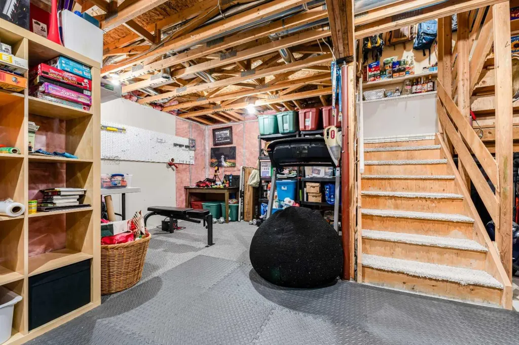 198 Somerside Park SW Calgary AB T2Y 3G3