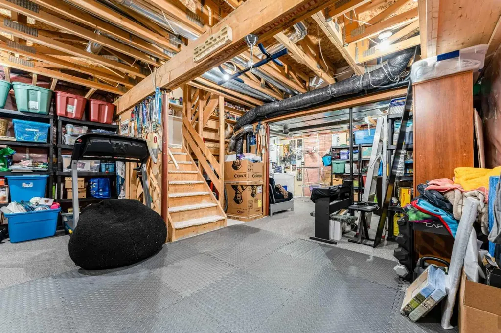 198 Somerside Park SW Calgary AB T2Y 3G3
