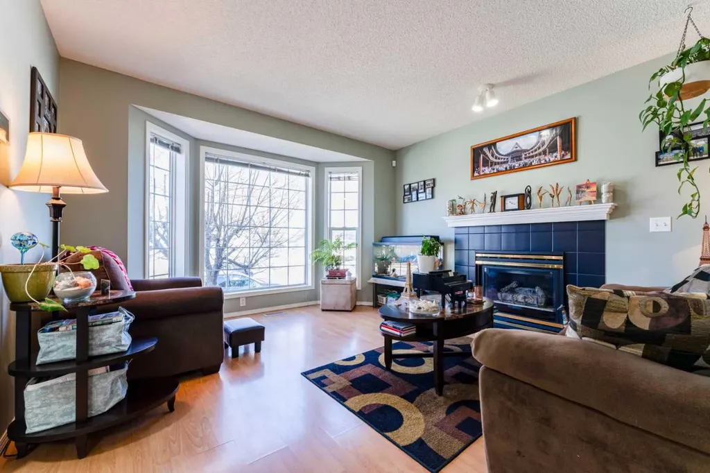 198 Somerside Park SW Calgary AB T2Y 3G3