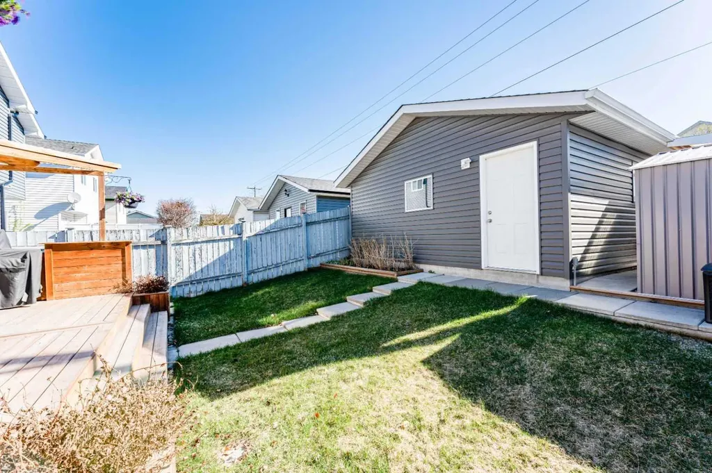 198 Somerside Park SW Calgary AB T2Y 3G3