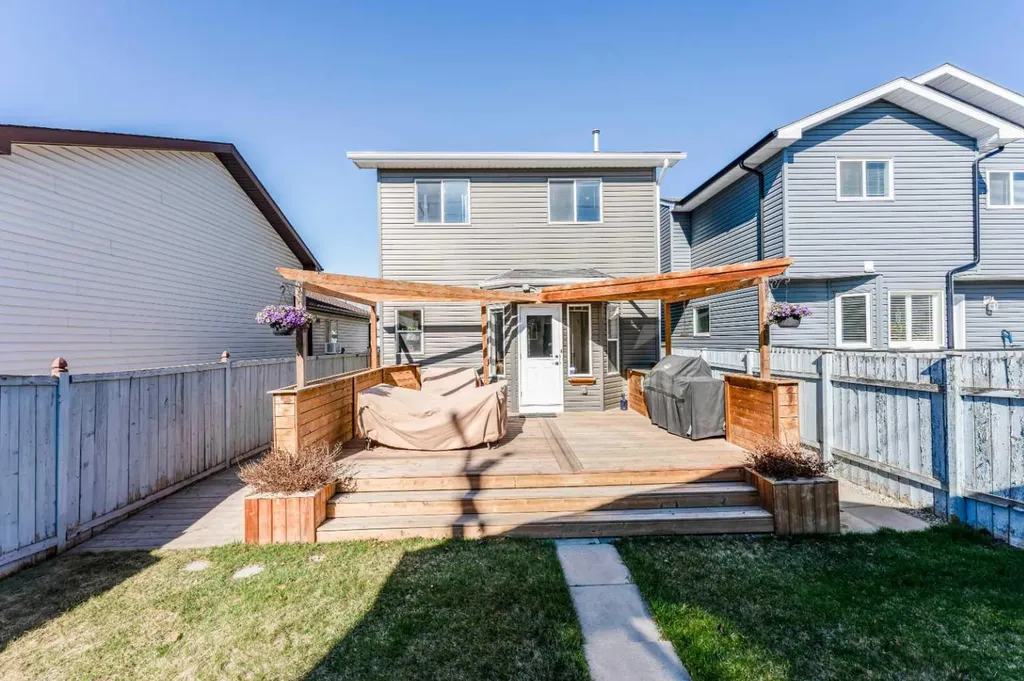 198 Somerside Park SW Calgary AB T2Y 3G3