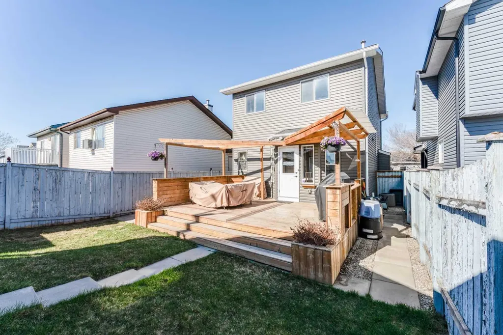 198 Somerside Park SW Calgary AB T2Y 3G3