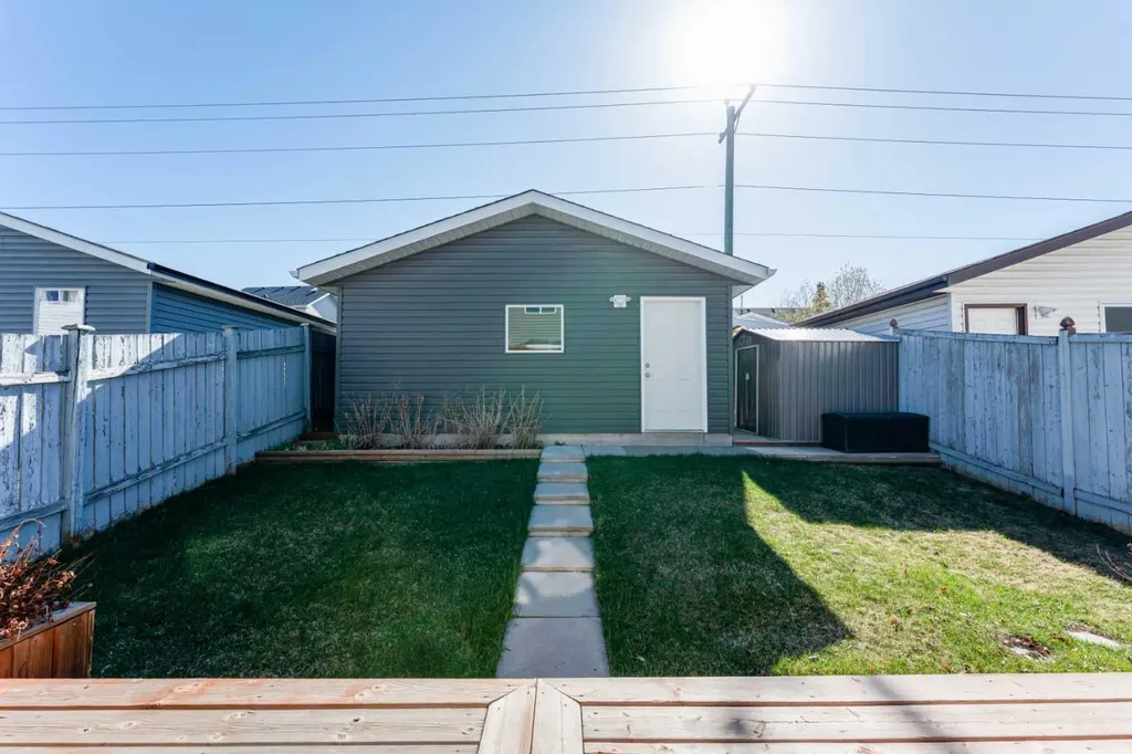 198 Somerside Park SW Calgary AB T2Y 3G3