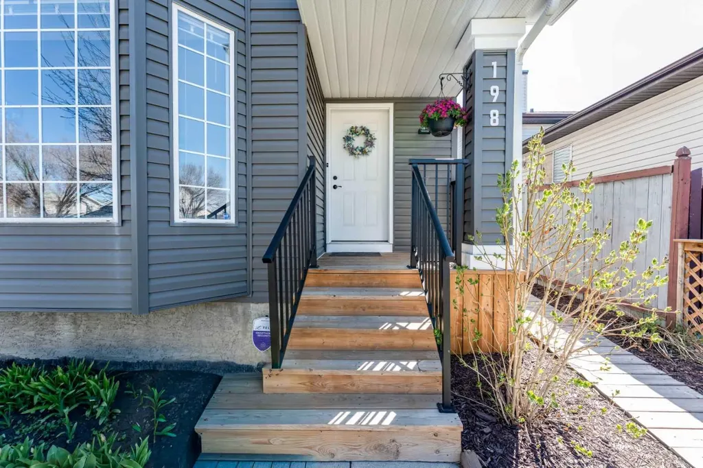 198 Somerside Park SW Calgary AB T2Y 3G3