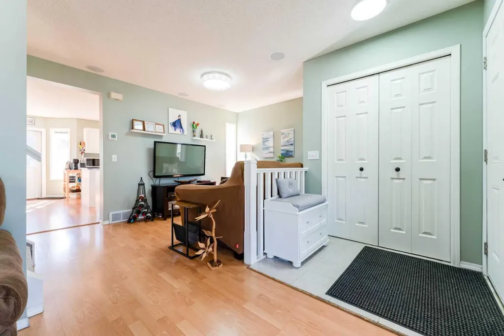 198 Somerside Park SW Calgary AB T2Y 3G3
